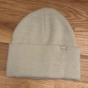 Aritzia TNA Beanie